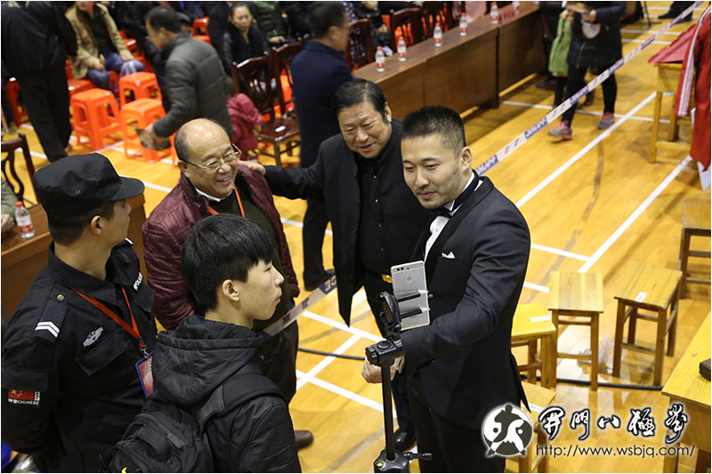 赵冀龙先生在使用手机直播本次擂台赛