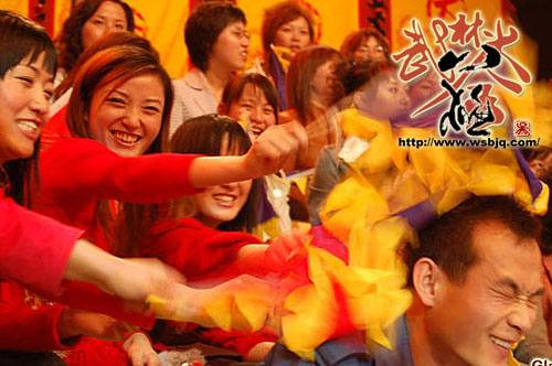 央视工作人员遭到某化妆品公司嘉宾的袭击